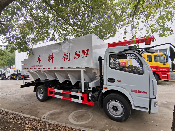 東風(fēng)多利卡散裝飼料運(yùn)輸車