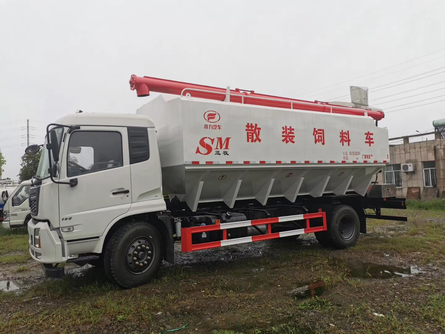 東風(fēng)天錦散裝飼料運(yùn)輸車